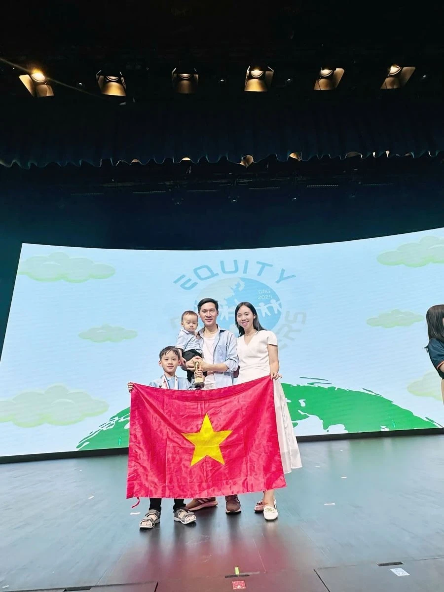 Minh Khôi và gia đình của em.