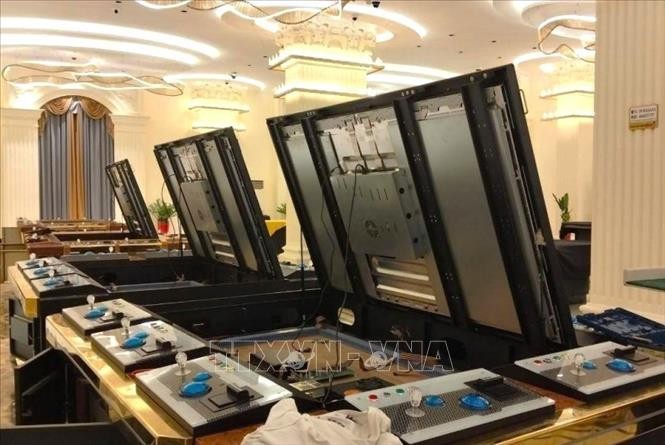 Ngày 17/7, lực lượng chức năng Campuchia triệt phá hoạt động lừa đảo trực tuyến trên địa bàn tỉnh Kandal, bắt giữ gần 500 nghi phạm cùng nhiều tang vật liên quan. Ngày 17/7, lực lượng chức năng Campuchia triệt phá hoạt động lừa đảo trực tuyến trên địa bàn tỉnh Kandal, bắt giữ gần 500 nghi phạm cùng nhiều tang vật liên quan.