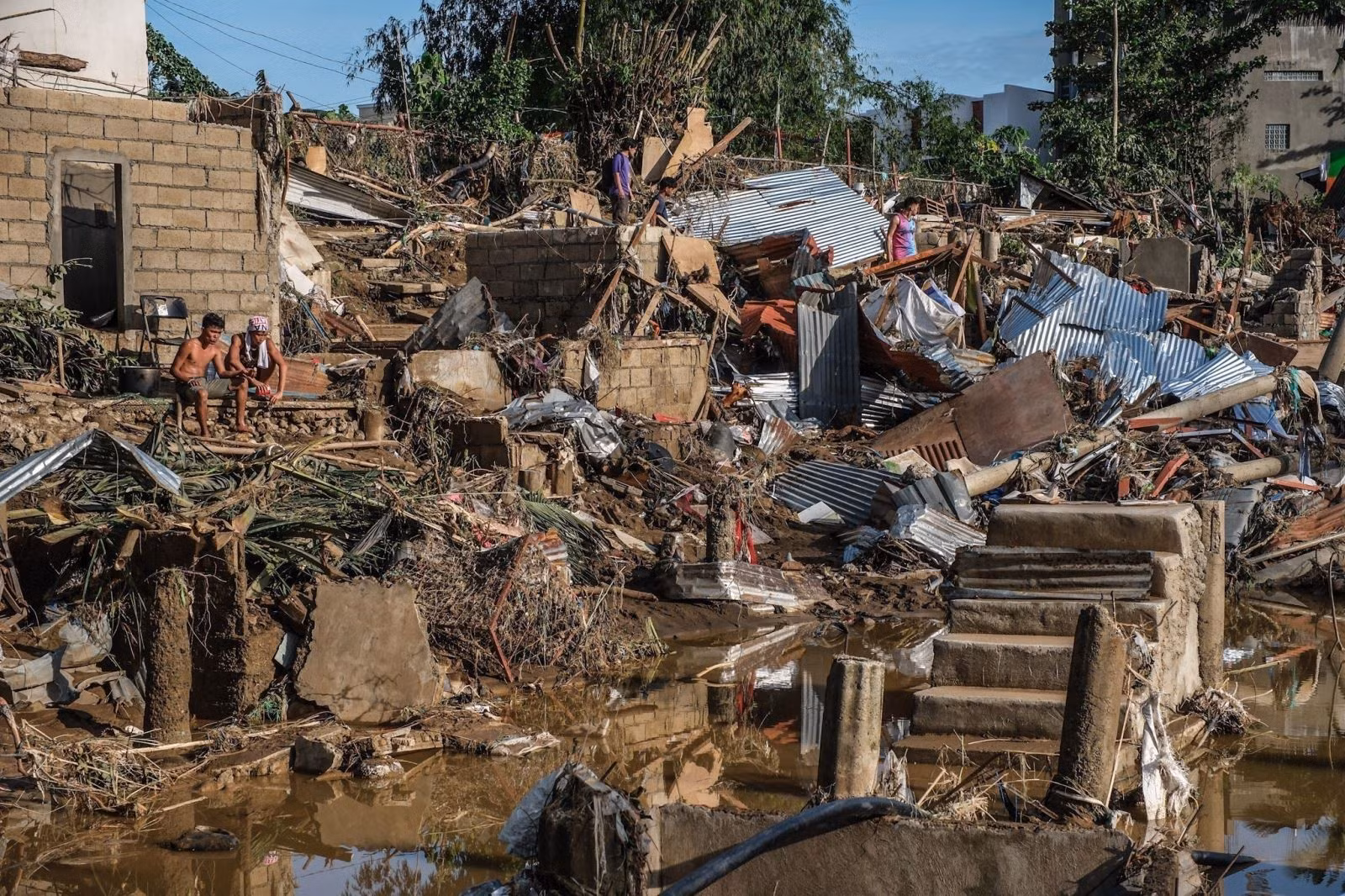 Tổng thống Philippines Ferdinand Romualdez Marcos Jr. ngày 6/11/2025 đã tuyên bố tình trạng thảm họa quốc gia, sau khi siêu bão Kalmaegi gây ra thiệt hại nghiêm trọng trên diện rộng và khiến ít nhất 142 người thiệt mạng, trong khi 127 người vẫn đang mất tích.
