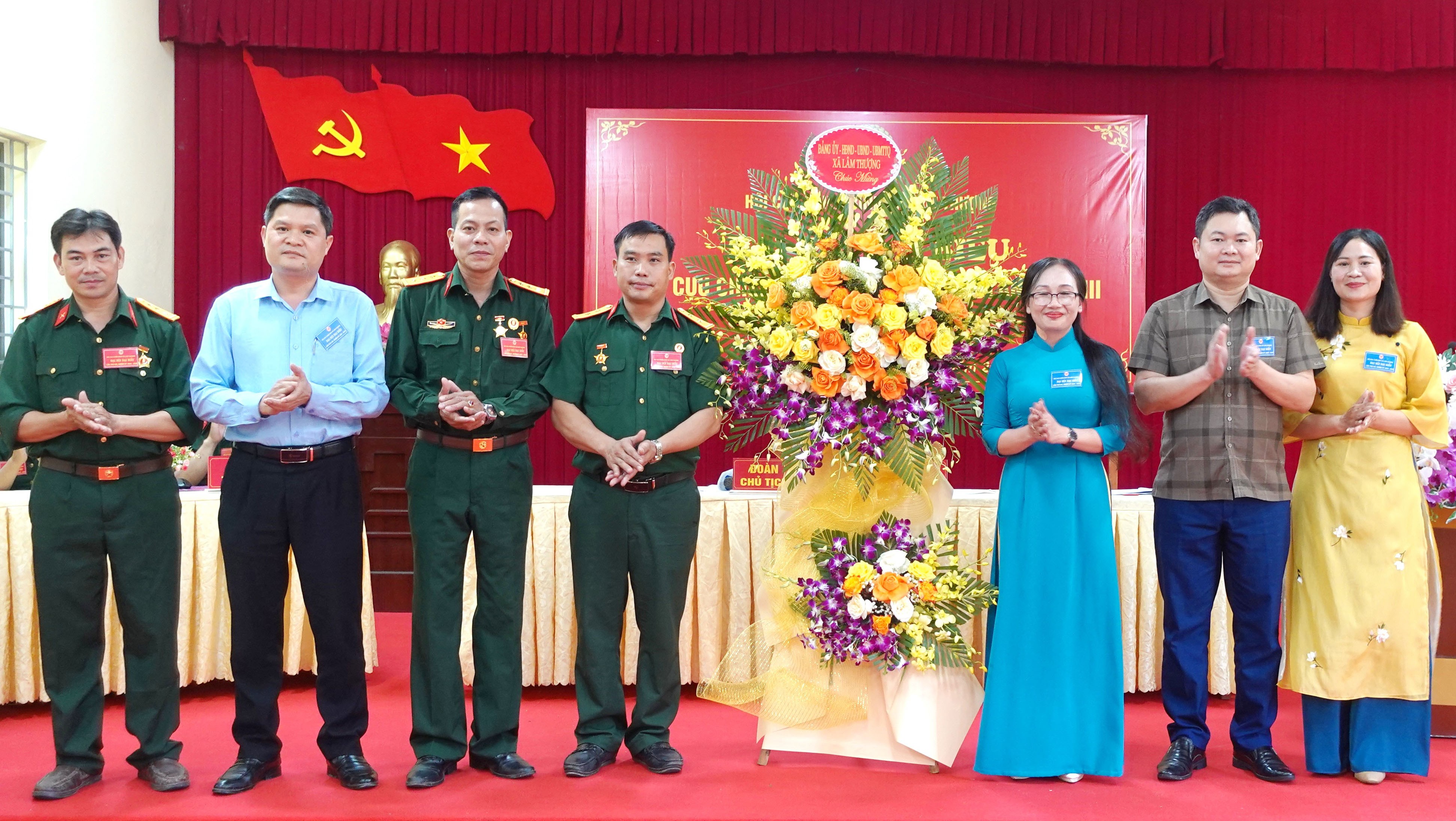 Lãnh đạo xã Lâm Thượng tặng hoa chúc mừng đại hội. lanh-dao-dang-uy-hdnd-ubnd-ubmttq-xa-tang-lang-hoa-chuc-mung-dai-hoi.jpg
