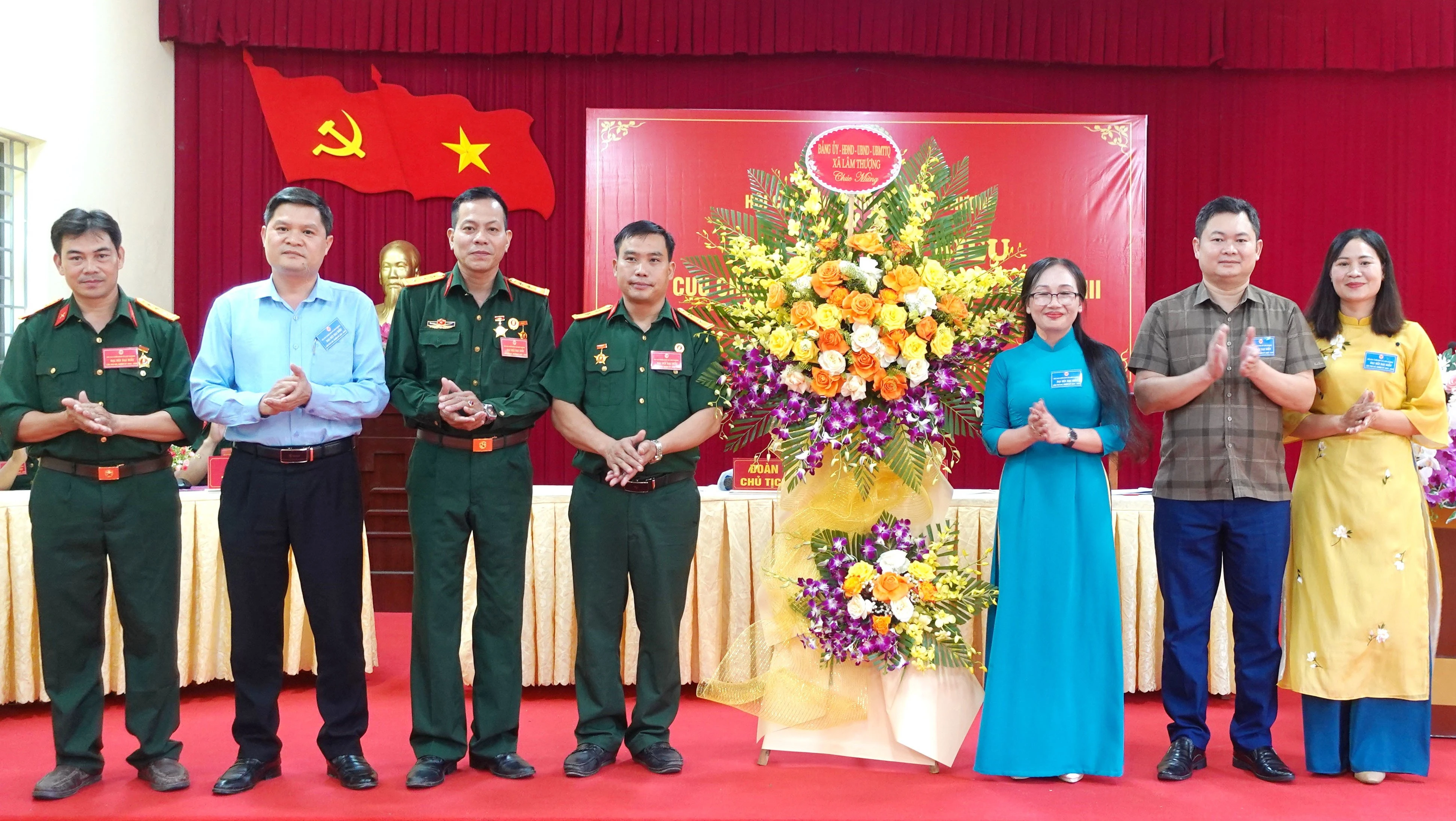 lanh-dao-dang-uy-hdnd-ubnd-ubmttq-xa-tang-lang-hoa-chuc-mung-dai-hoi.jpg