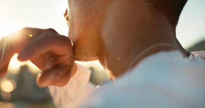 Khi bạn quá nóng, cơ thể sẽ đổ mồ hôi để làm mát. Khi bạn quá nóng, cơ thể sẽ đổ mồ hôi để làm mát.