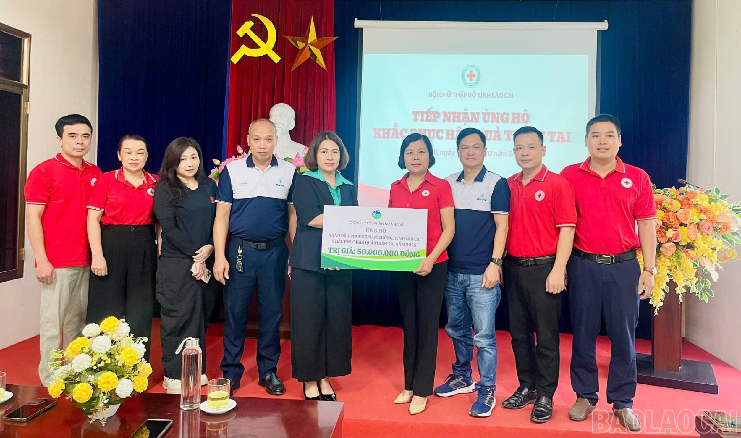 Đại diện Công ty Cổ phần Sữa Ba Vì trao biển tượng trưng hỗ trợ quà tổng trị giá 50 triệu đồng cho lãnh đạo Hội Chữ thập đỏ tỉnh Lào Cai. baolaocai-br_z7114583925748-fffa524ab6b1d436c67563334c601f43.jpg