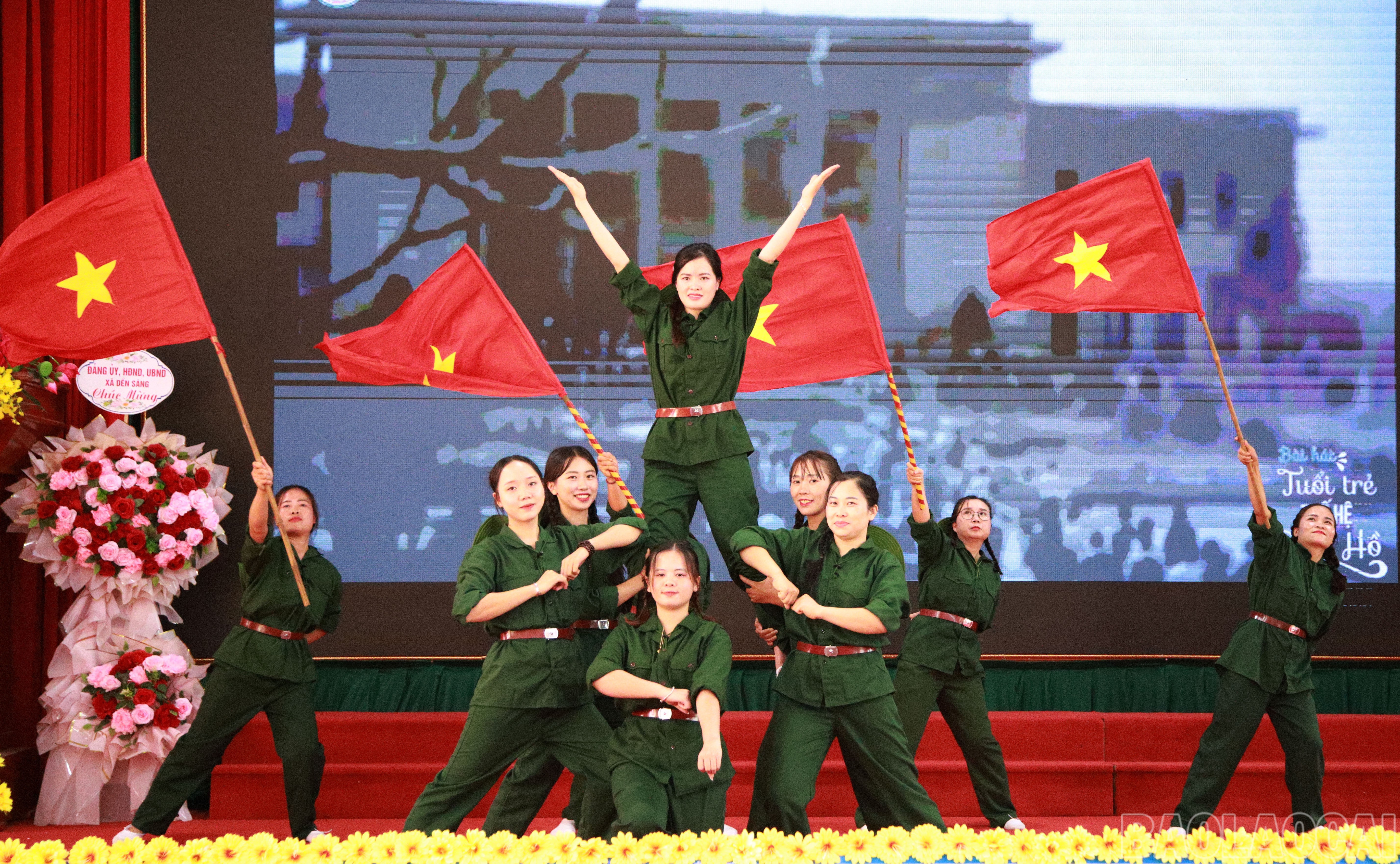 Văn nghệ chào mừng đại hội. baolaocai-br_1.jpg