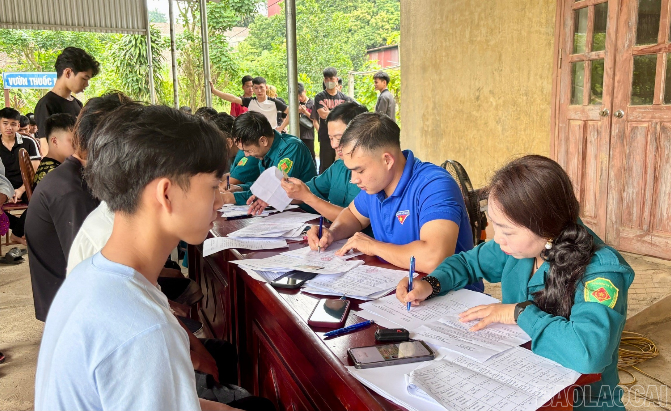 Các công dân đăng kí khám sức khoẻ. baolaocai-br_z7114259188675-f25f147efb4f8ad4041b26beb26ce2f8-3625.jpg