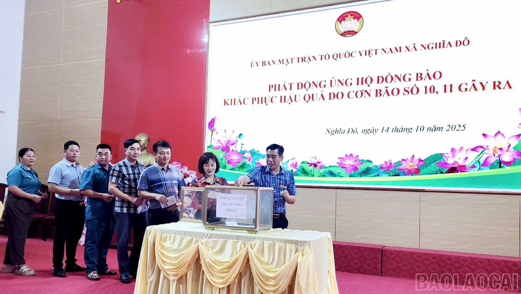 Các đại biểu quyên góp ủng hộ bà con vùng lũ. baolaocai-br_cac-dai-bieu-tham-gia-ung-ho-dong-bao-bi-anh-huong-do-bao-so-10-11.jpg