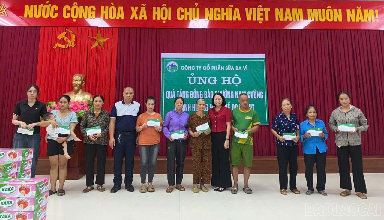 Trao hỗ trợ 1 triệu đồng/hộ cho người dân bị thiệt hại nặng do mưa lũ. baolaocai-br_z7114689084165-ef8d8cb8d33ae200551bb68ed96f11b2.jpg