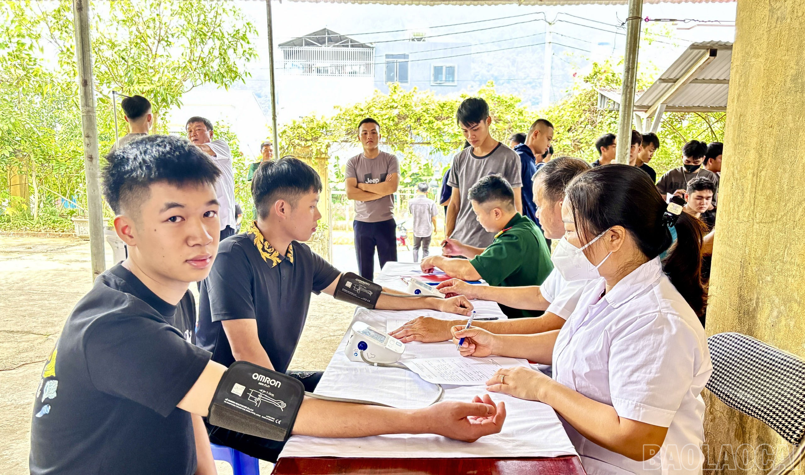 203 công dân tham gia khám sơ tuyển nghĩa vụ quân sự và nghĩa vụ công an nhân dân. baolaocai-br_thanh-nien-kham-tuyen-nghia-vu-quan-su-1-5685.jpg