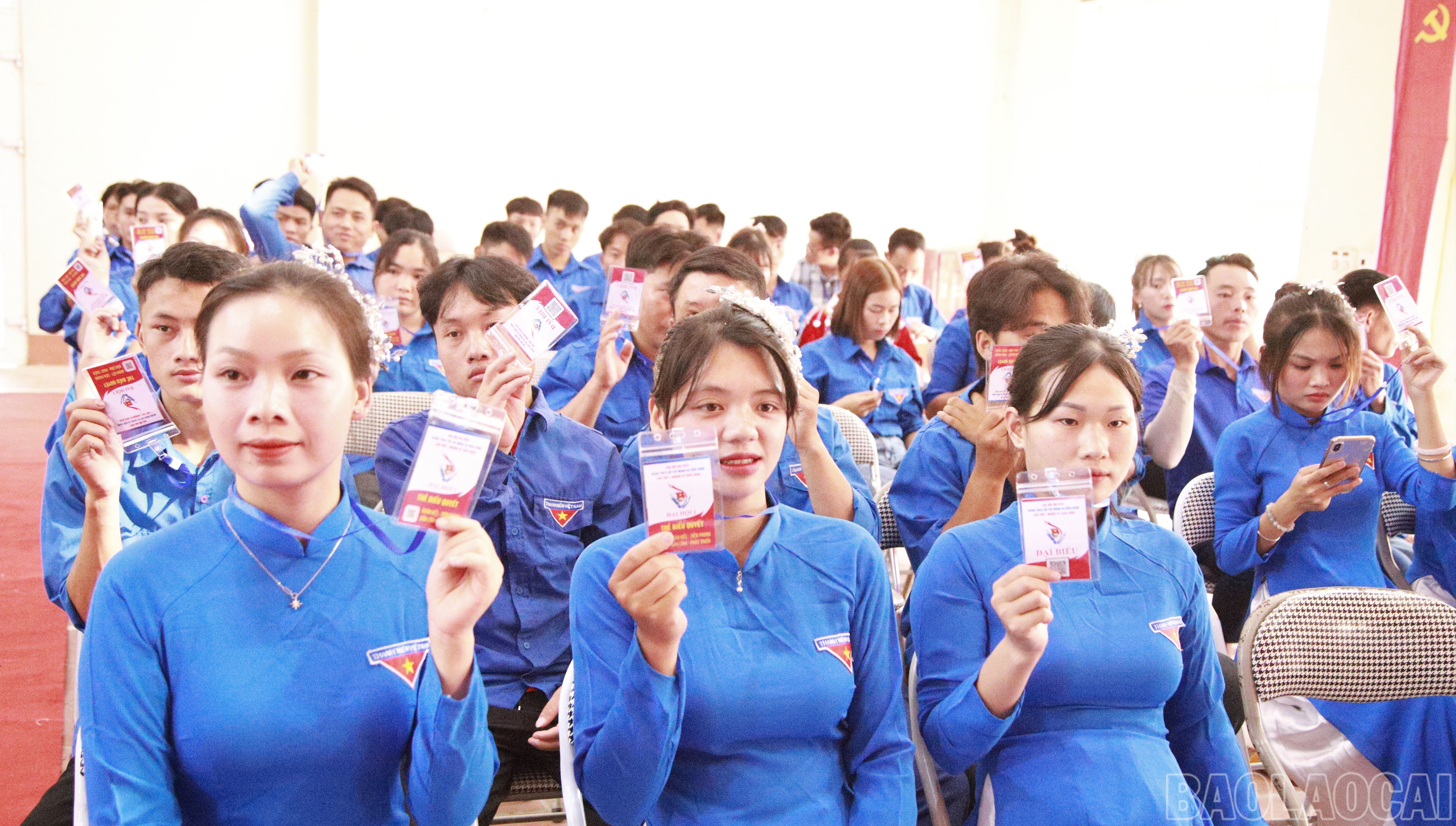 Đại biểu tham gia biểu quyết. baolaocai-br_10.jpg