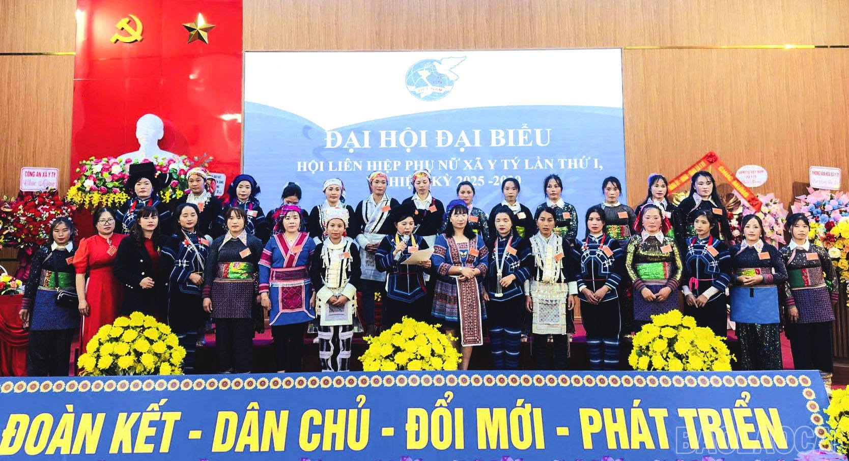 Ban Chấp hành Hội Phụ nữ xã Y Tý khóa mới ra mắt đại hội. baolaocai-br_ban-chap-hanh-hoi-lhpn-xa-khoa-moi-ra-mat-dai-hoi.jpg