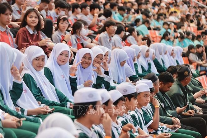 Các cổ động viện tham dự Lễ bế mạc SEA games 33 tại Sân vận động Rajagangmala.