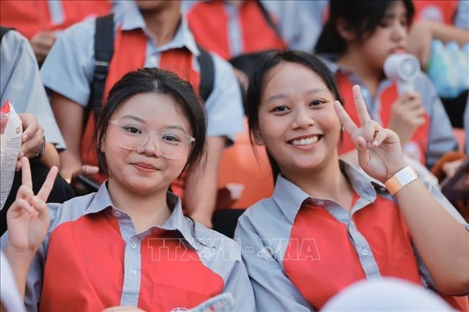 Các cổ động viện tham dự Lễ bế mạc SEA games 33 tại Sân vận động Rajagangmala.