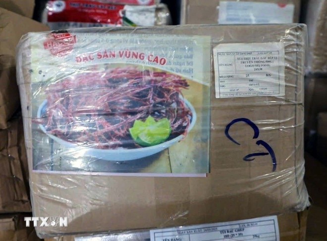 Bao bì nhãn mác “Đặc sản vùng cao” nhưng nguyên liệu chủ yếu là hàng không đảm bảo chất lượng. Bao bì nhãn mác “Đặc sản vùng cao” nhưng nguyên liệu chủ yếu là hàng không đảm bảo chất lượng.