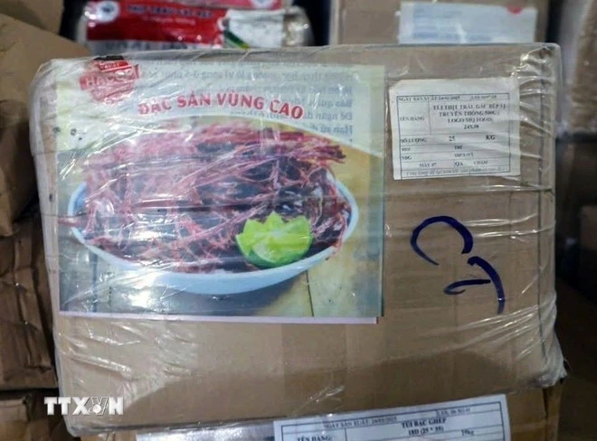 Bao bì nhãn mác “Đặc sản vùng cao” nhưng nguyên liệu chủ yếu là hàng không đảm bảo chất lượng.