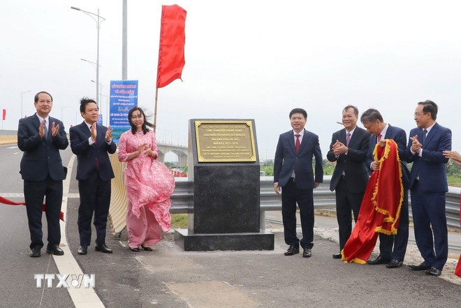 Đại biểu gắn biển dự án Xây dựng cầu vượt sông Đáy thuộc tuyến đường bộ cao tốc Ninh Bình-Nam Định-Thái Bình-Hải Phòng chào mừng Đại hội Đảng bộ tỉnh Ninh Bình.