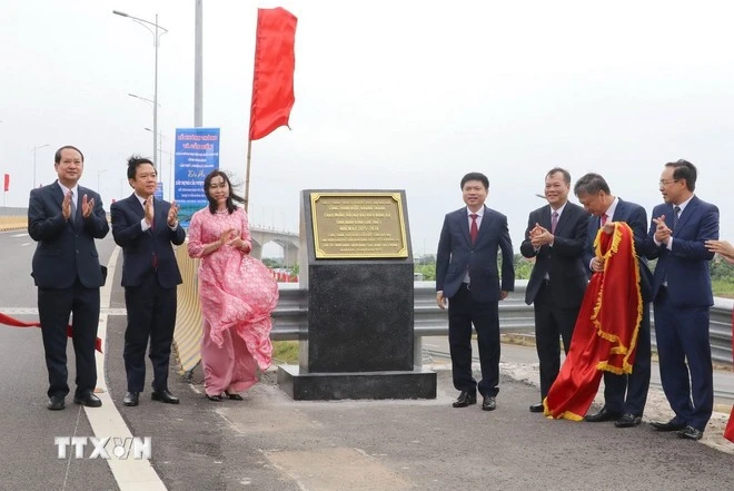 Đại biểu gắn biển dự án Xây dựng cầu vượt sông Đáy thuộc tuyến đường bộ cao tốc Ninh Bình-Nam Định-Thái Bình-Hải Phòng chào mừng Đại hội Đảng bộ tỉnh Ninh Bình.