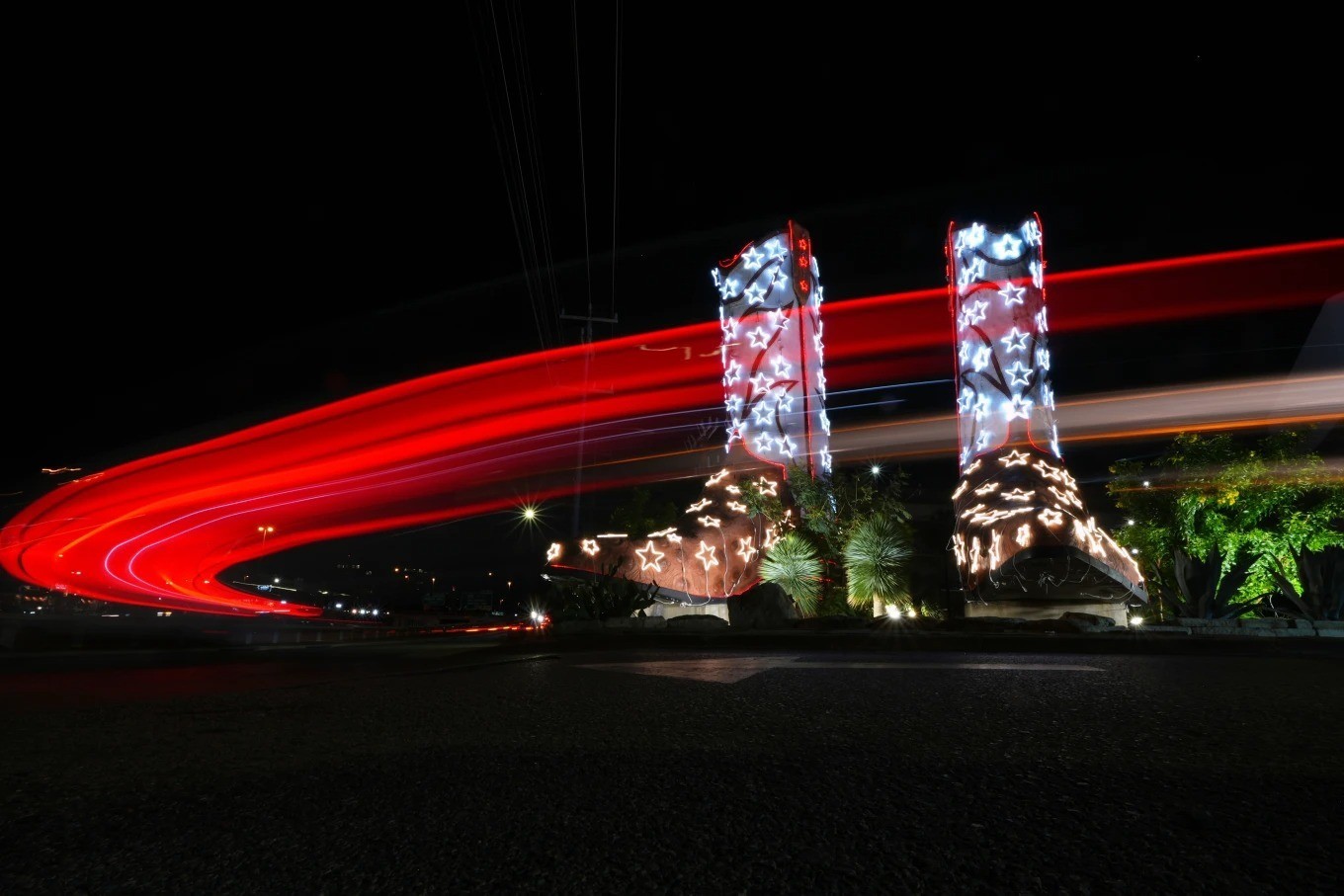 Mô hình đôi giày cao bồi được trang trí bằng đèn Giáng sinh ở San Antonio, Texas (Mỹ).