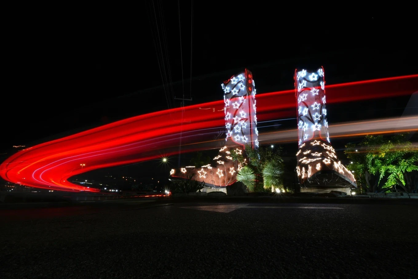 Mô hình đôi giày cao bồi được trang trí bằng đèn Giáng sinh ở San Antonio, Texas (Mỹ).