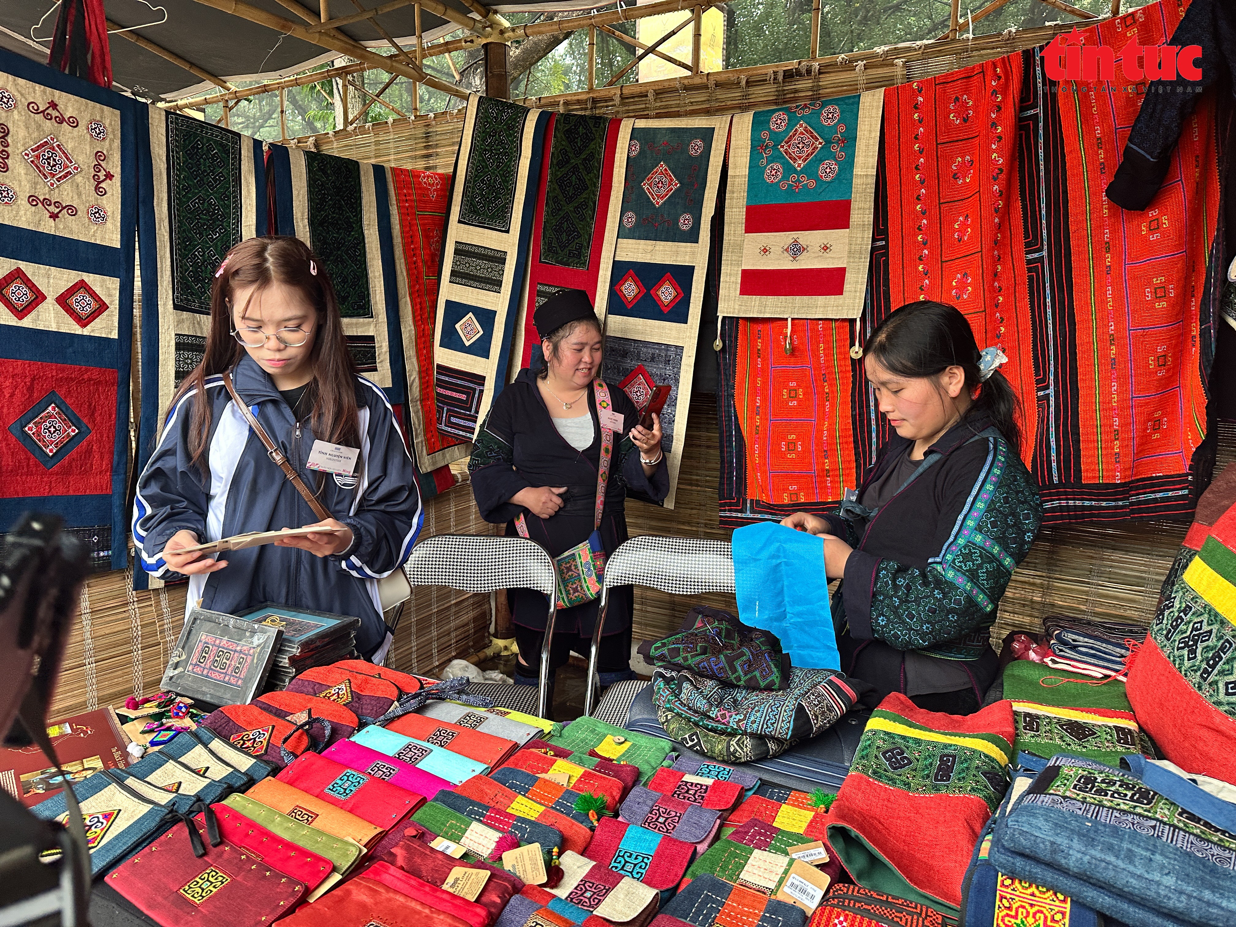 Bên cạnh các hoạt động trải nghiệm, tại ngày hội du khách cũng có thể mang những món đồ thủ công truyền thống của người Mông về làm quà.