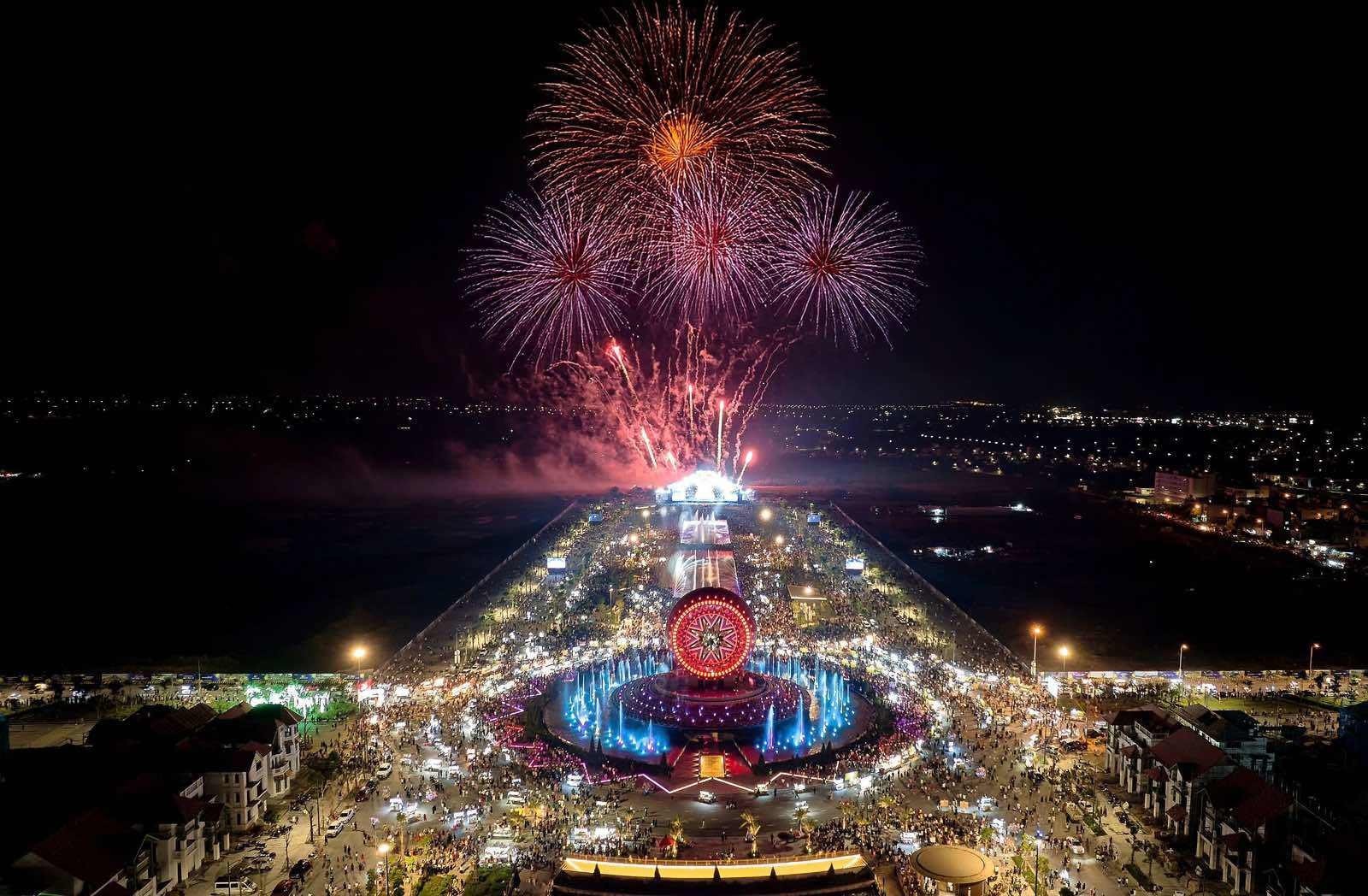 Màn pháo hoa tầm cao rực rỡ chào năm mới tại Quảng trường Sun Urban City.