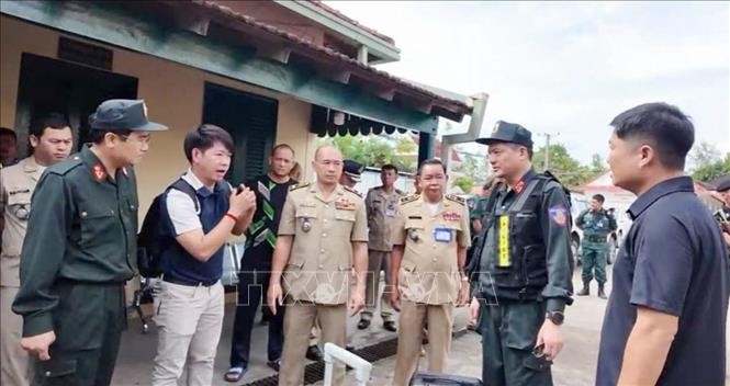 Các cơ quan chức năng Việt Nam và Campuchia trao đổi thông tin đưa các đối tượng về nước. Các cơ quan chức năng Việt Nam và Campuchia trao đổi thông tin đưa các đối tượng về nước.