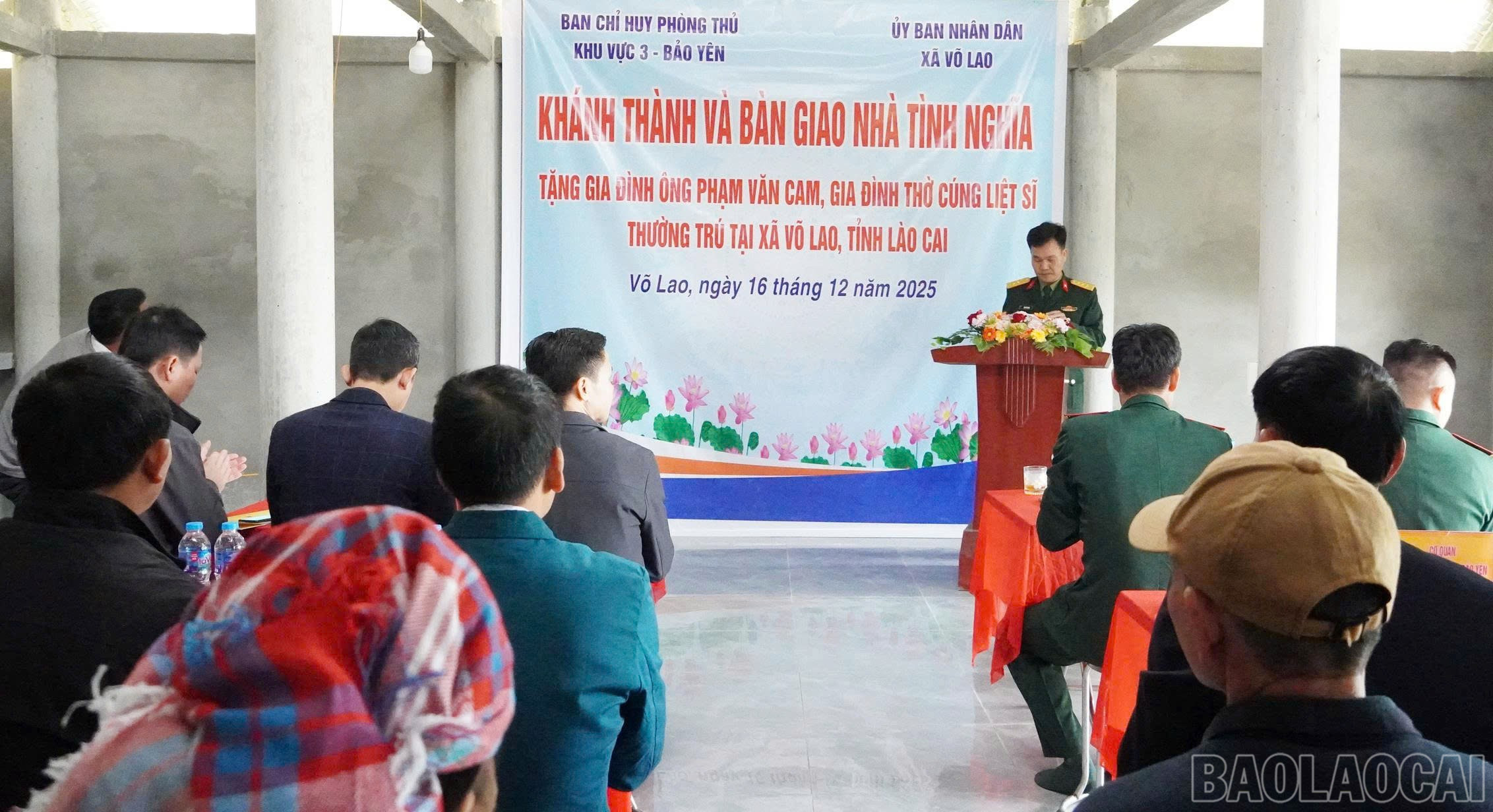 Quang cảnh lễ trao nhà tình nghĩa.