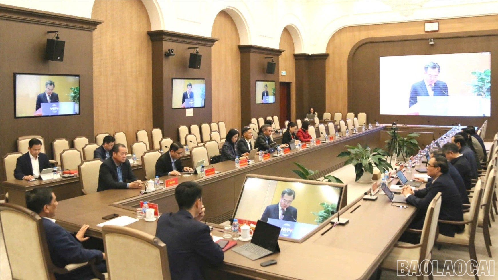 Ein Blick auf das Forum am Veranstaltungsort Lao Cai. baolaocai-br-z7332760646593-cc3ba1cb3e8d1aea23104617a4456da9-8916.jpg