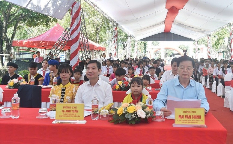 Phó Thủ tướng Mai Văn Chính dự lễ khởi công xây dựng Trường Phổ thông nội trú liên cấp tiểu học và trung học cơ sở (TH – THCS) tại xã Ia Rvê, Đắk Lắk.