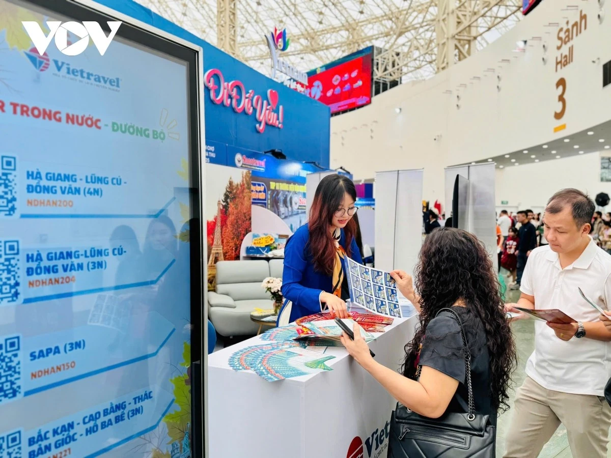 Du khách tìm hiểu tour du lịch tại gian hàng Công ty Vietravel, trong Hội chợ mùa Thu lần thứ nhất - 2025.