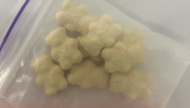 Các chất N-pyrrolidino protonitazene và protonitazene (cả hai đều là nitazene) đã được phát hiện trong những viên thuốc hình con gấu ở Queensland.