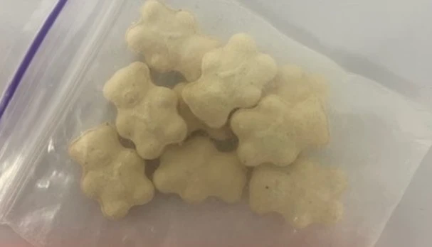 Các chất N-pyrrolidino protonitazene và protonitazene (cả hai đều là nitazene) đã được phát hiện trong những viên thuốc hình con gấu ở Queensland.