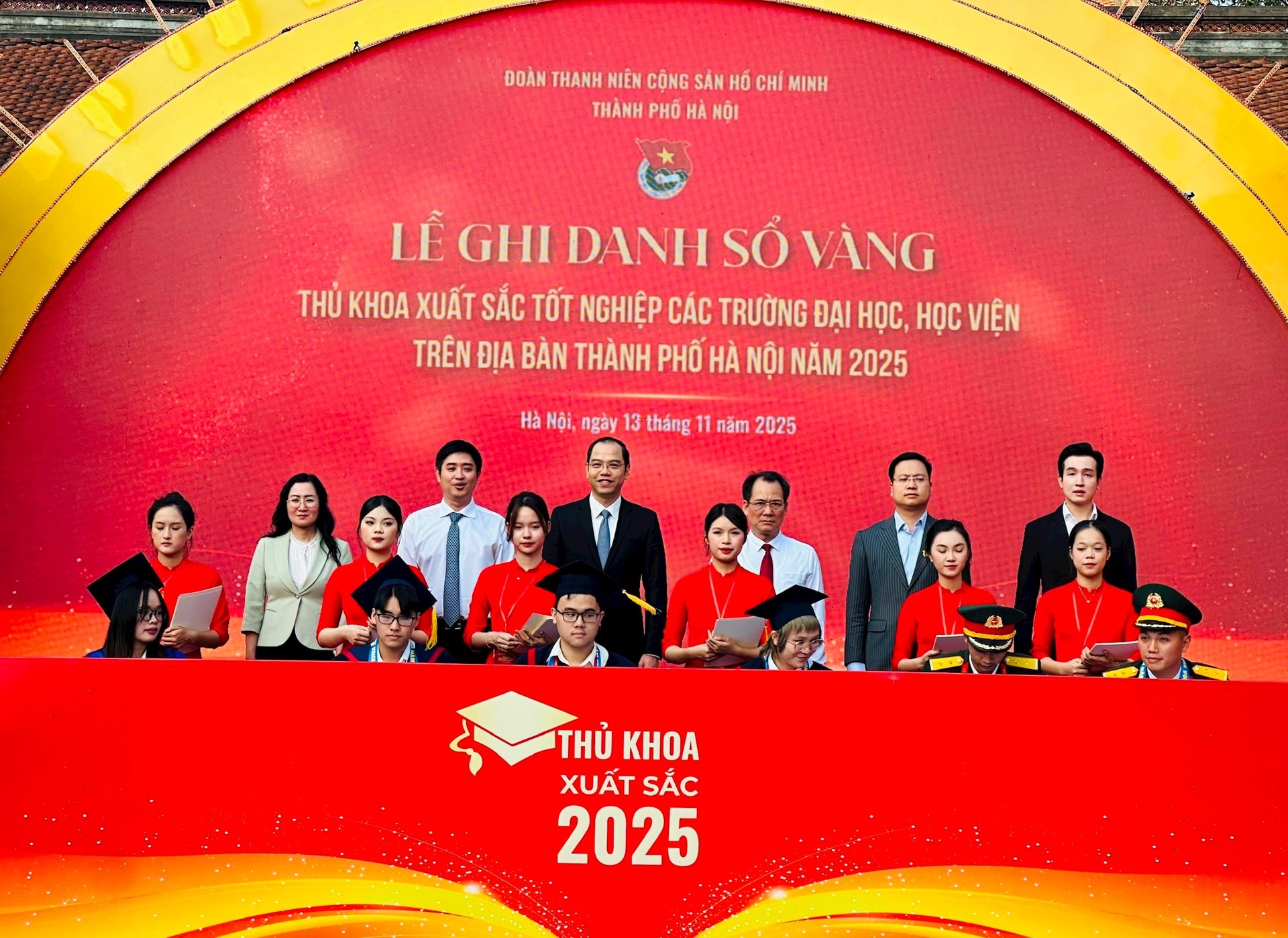 Các thủ khoa xuất sắc tốt nghiệp năm 2025 vinh dự ghi tên mình vào Sổ vàng truyền thống của thành phố.