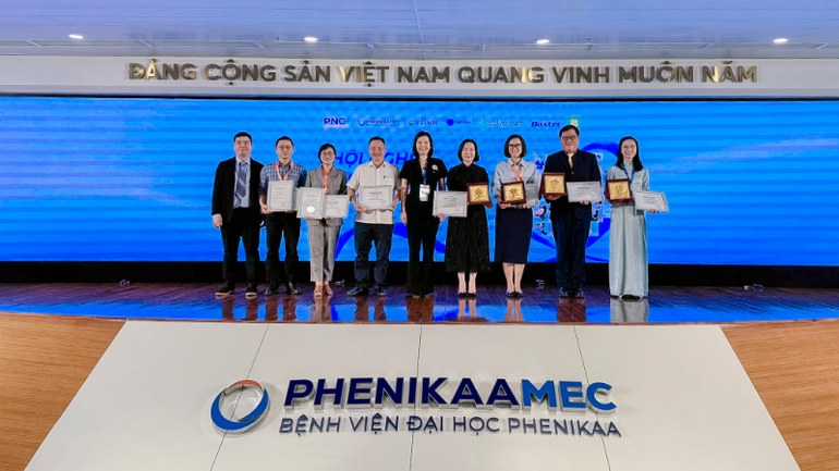 Các báo cáo viên cùng trao đổi, cập nhật kiến thức và kinh nghiệm trong thực hành điều dưỡng hiện đại. Các báo cáo viên cùng trao đổi, cập nhật kiến thức và kinh nghiệm trong thực hành điều dưỡng hiện đại.