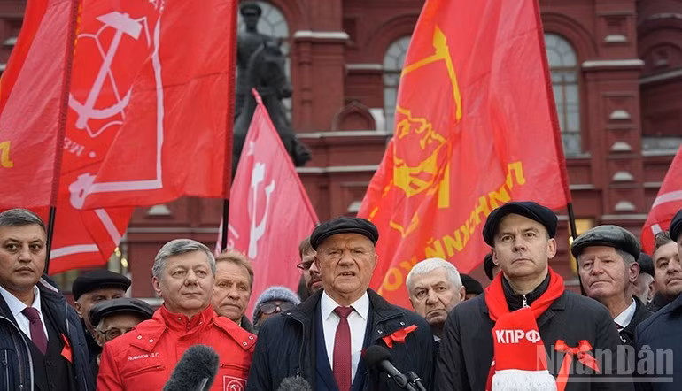 Chủ tịch Đảng Cộng sản Liên bang Nga Gennady Zyuganov phát biểu trước báo giới nhân kỷ niệm 107 năm Cách mạng Tháng Mười Nga vĩ đại.