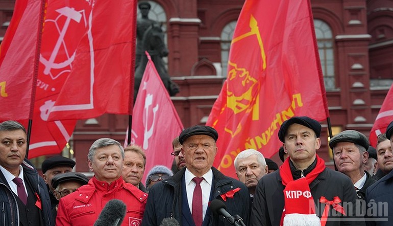 Chủ tịch Đảng Cộng sản Liên bang Nga Gennady Zyuganov phát biểu trước báo giới nhân kỷ niệm 107 năm Cách mạng Tháng Mười Nga vĩ đại.