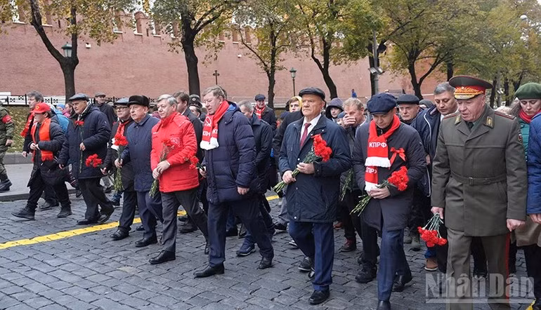 Đồng chí Gennady Zyuganov và lãnh đạo, đảng viên KPRF tiến vào Quảng trường Đỏ đặt hoa tưởng niệm tại Lăng Lênin ngày 7/11/2024.