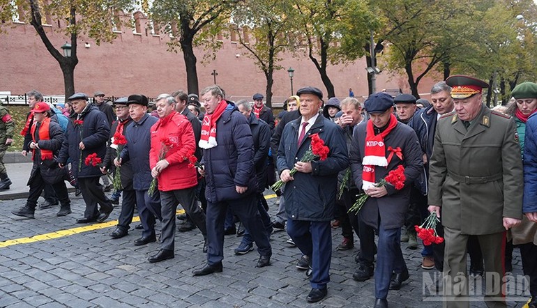Đồng chí Gennady Zyuganov và lãnh đạo, đảng viên KPRF tiến vào Quảng trường Đỏ đặt hoa tưởng niệm tại Lăng Lênin ngày 7/11/2024.