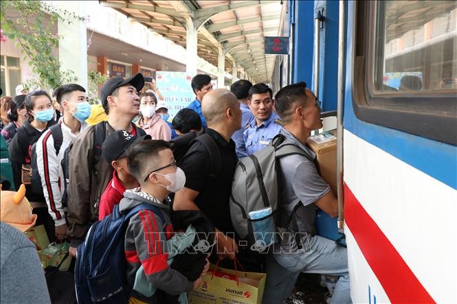 Công đoàn hỗ trợ vé tàu xe cho công nhân có hoàn cảnh khó khăn về quê dịp Tết. Công đoàn hỗ trợ vé tàu xe cho công nhân có hoàn cảnh khó khăn về quê dịp Tết.