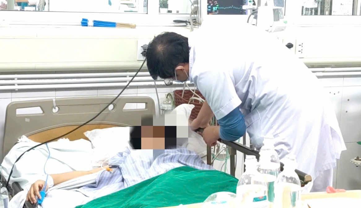 Lékaři v Ústřední nemocnici pro tropické nemoci pečují o pacienty s otravou paracetamolem a léčí je. Bác sĩ Bệnh viện Bệnh Nhiệt đới Trung ương chăm sóc và điều trị bệnh nhân ngộ độc Paracetamol.