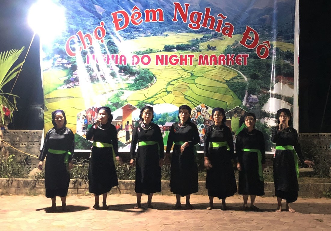 Các tiết mục văn nghệ tại chợ đêm Nghĩa Đô mang đậm bản sắc văn hóa địa phương. tiet-muc-van-nghe-truyen-thong-bieu-dien-tai-cho-dem-nghia-do.jpg