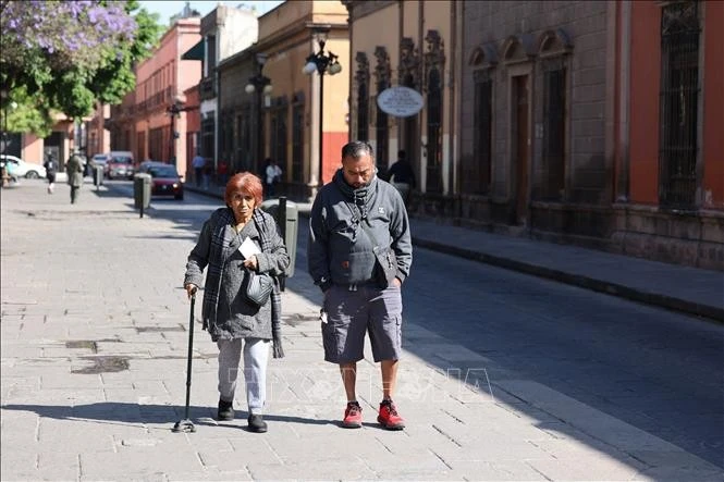 Hai người lớn tuổi đang đi dạo tại thành phố San Louis Potosí, Mexico.