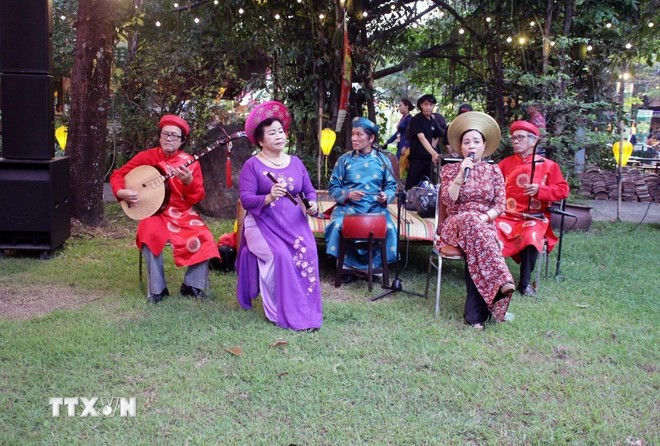 Biểu diễn Đờn ca Tài tử.