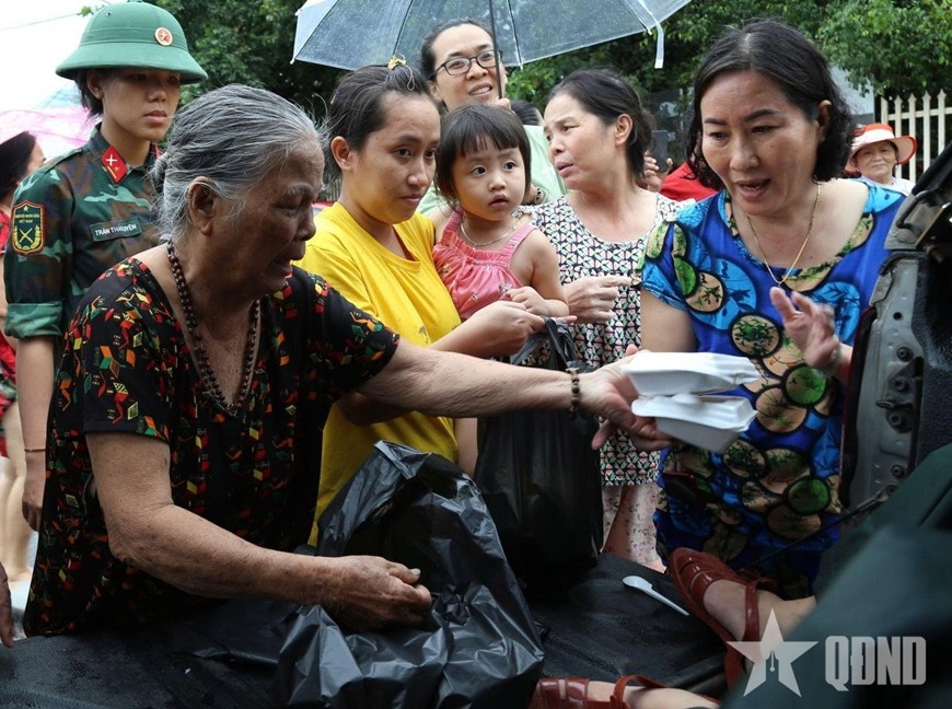 Cơm cấp hết, bà con chia sẻ cho nhau.