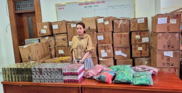 Võ Thị Ngọc Ngân cùng tang vật. Võ Thị Ngọc Ngân cùng tang vật.