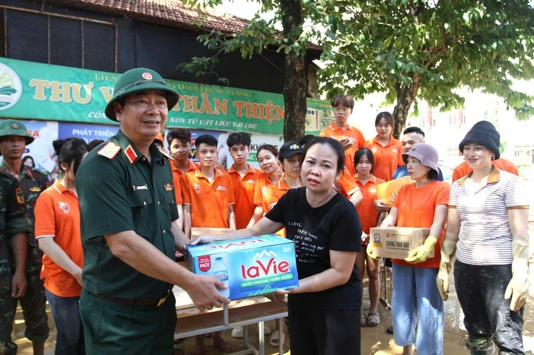 Trung tướng Trương Mạnh Dũng, Tư lệnh Quân khu 1 trao tặng quà hỗ trợ Trường trung học cơ sở Trưng Vương, phường Phan Đình Phùng, tỉnh Thái Nguyên.