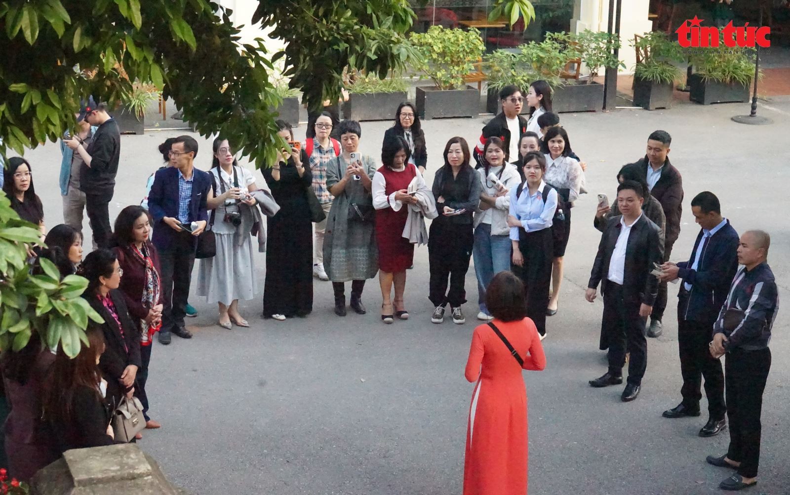 Đông đảo du khách trải nghiệm tour du lịch trong ngày đầu ra mắt.