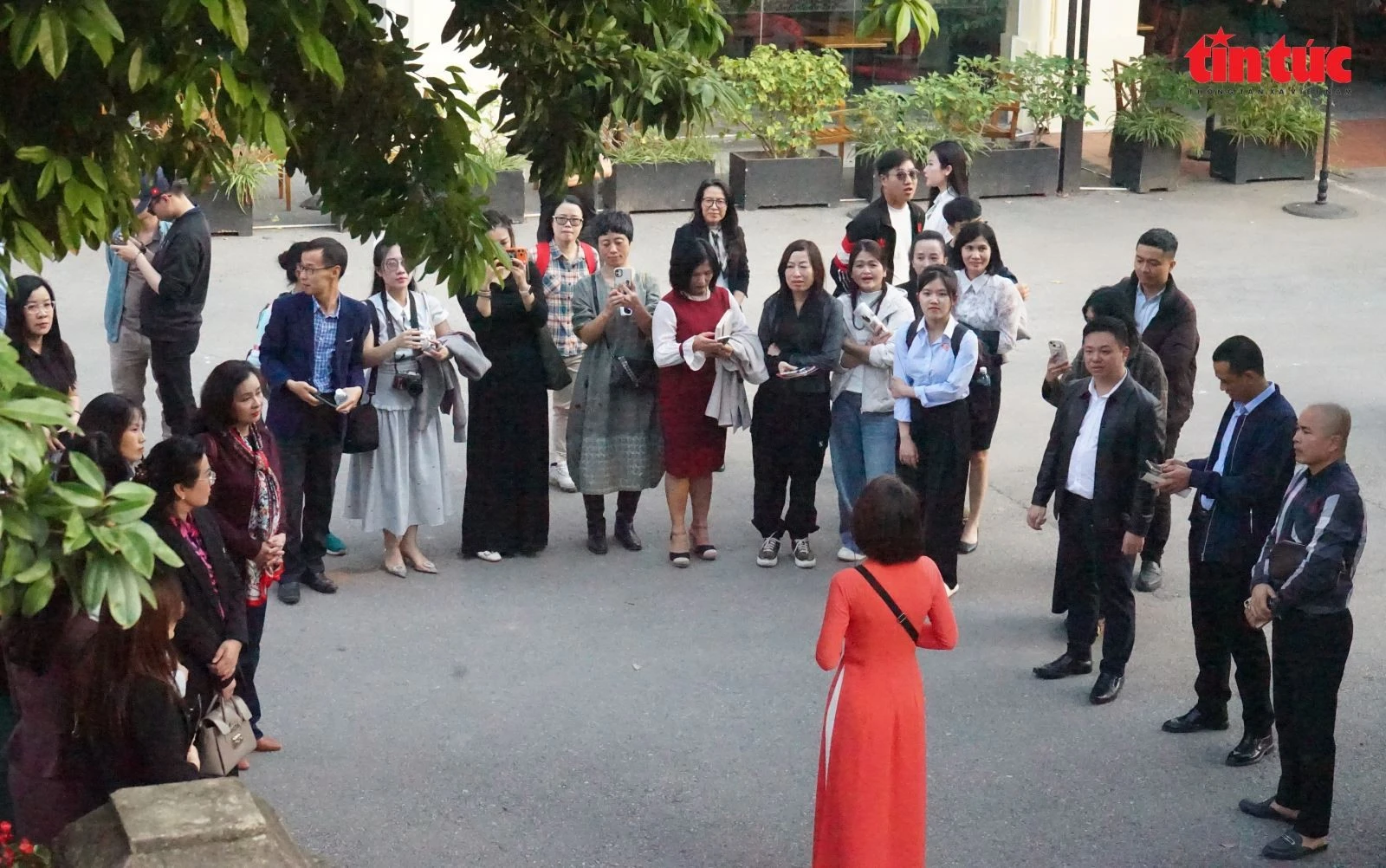 Đông đảo du khách trải nghiệm tour du lịch trong ngày đầu ra mắt.