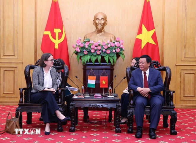 Ông Nguyễn Xuân Thắng tiếp bà Deirdre Ní Fhallúin, Đại sứ Cộng hòa Ireland tại Việt Nam.