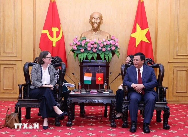 Ông Nguyễn Xuân Thắng tiếp bà Deirdre Ní Fhallúin, Đại sứ Cộng hòa Ireland tại Việt Nam.