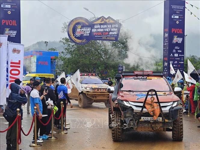 Màn ra mắt các đội đua tham dự PVOIL VOC 2025.